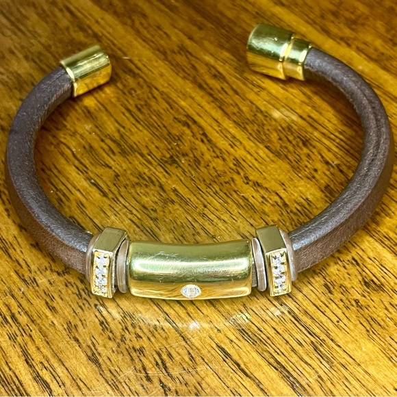 Vintage brown Leather and gold tone unisex bracelet with a magnetic closure. - Picture 4 of 7
